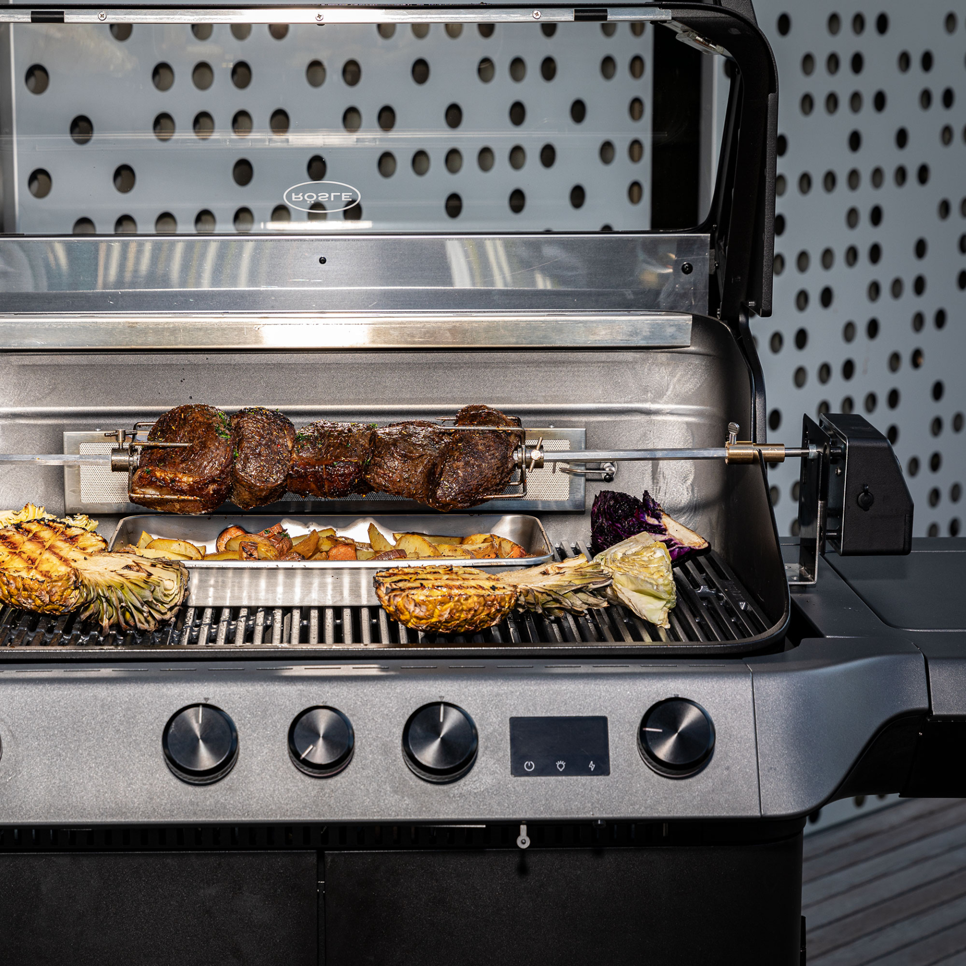 Rösle Drehspieß BlazeFlame Master für 3 & 4 mit grillfleisch bestückt